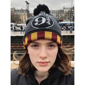 HARRY POTTER 9 3/4‎ Beanie Hat with Pom Pom NWT Winter Wear